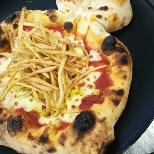 Pizza baby Margherita con patate fritte a fiammifero